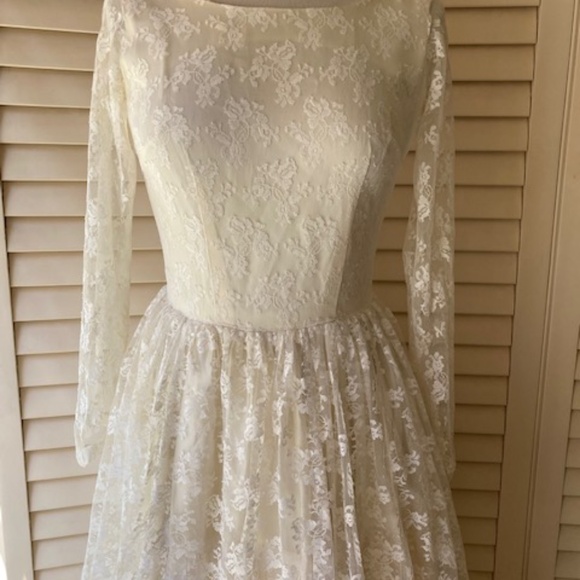 Vintage Ivory Lace Wedding Gown - Picture 11 of 16
